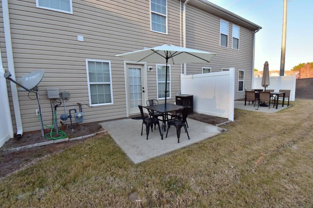 Cozy Renovated Winder Townhouse Traveller Awards 2025 Winner Exterior photo